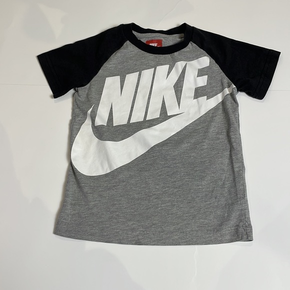 2 boys Nike tee shirts - Picture 4 of 5